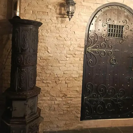 в центре ужгорода скала *